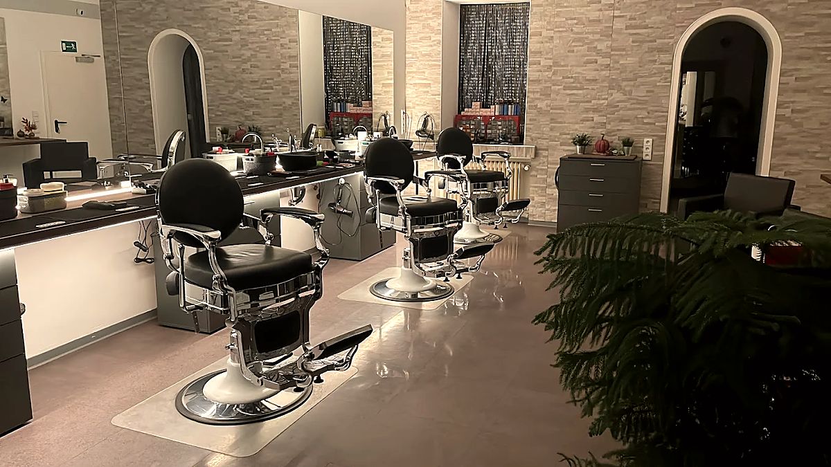 Drei Barberstühle in Reihe im Abendlicht