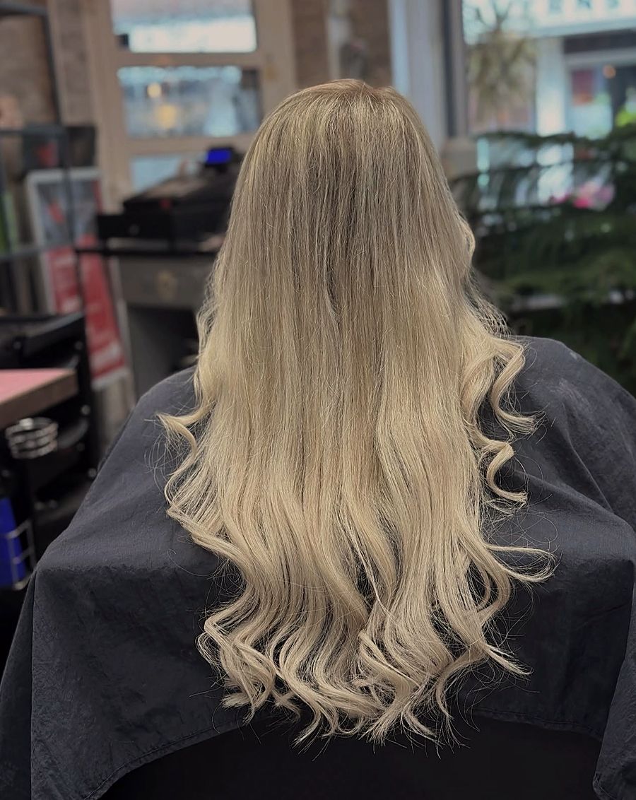 Lange blonde Haare mit weichen Wellen, Rückansicht
